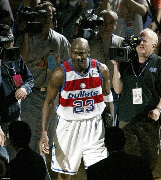 Trong mùa giải cuối cùng của mình, Jordan được cả NBA tôn vinh. Ông đón nhận 4 phút vỗ tay của các khán giả tại mái nhà xưa United Center ở Chicago, và số áo 23 của ông được lưu niệm bởi Miami Heat, đội bóng mà ông chưa bao giờ thi đấu. Michael Jordan chính thức chấm dứt sự nghiệp của mình vào ngày 16/4/2003, và trong 3 phút sau khi trận đấu kết thúc, đồng đội, đối thủ, các trọng tài và 21.257 khán giả đã đứng dậy để gửi lời chào tạm biệt tới MJ.